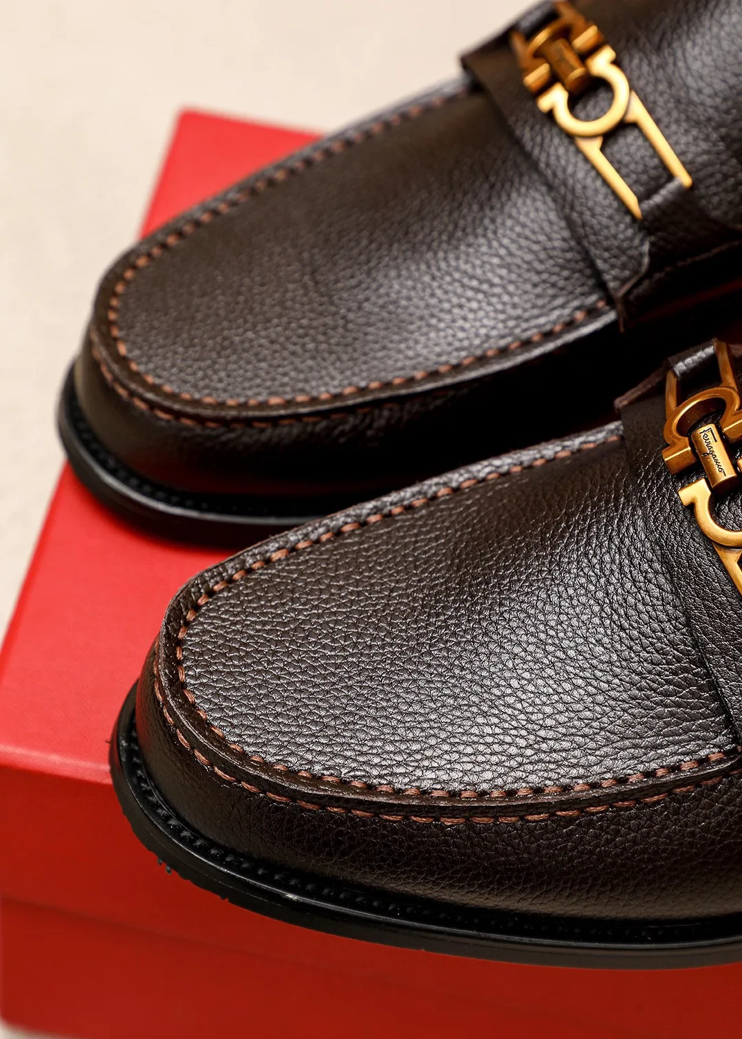 Men's shoes 💰480💐 Product trademark: Ferragamo "Ferragamo" casual leather shoes Regular size: 38-44 (45.46🉑️customized) Product materials: Selected imported first-layer pebbled cowhide leather upper + luxury hardware buckle, imported water-dyed cowhide leather lining. Strong three-dimensional visual effect, original outsole color: 2 colors available